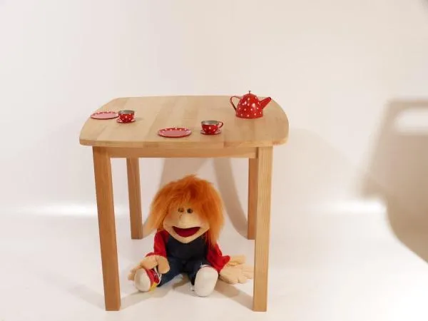 solider Kindertisch mit Spielzeug-Geschirr- Puppe-aus Massiv-Buchenholz – für Kindergarten – pädagogisch wertvolles Holzspielzeug – ökologisch und gesundes Kinder-Spielzeug