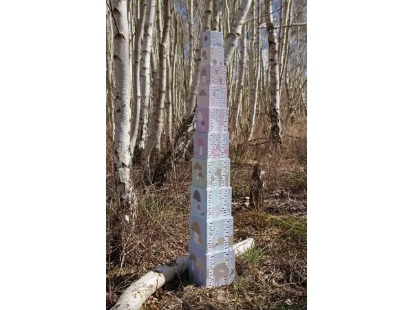 Stapelwürfel als Turm im Birkenwald 1