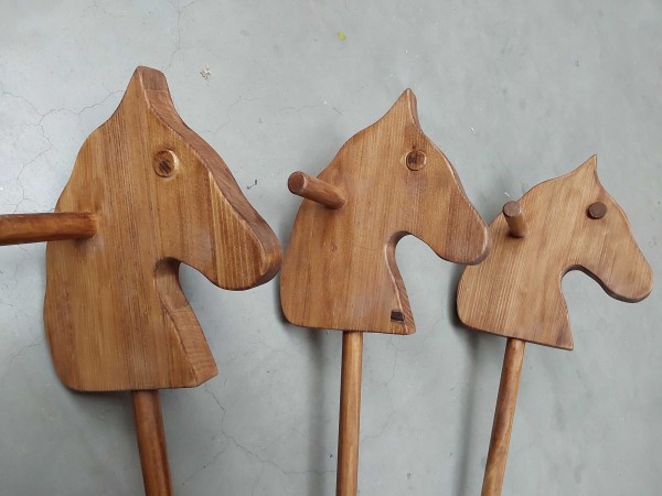 Steckenpferd aus Holz - Seitansicht fester Stiel
