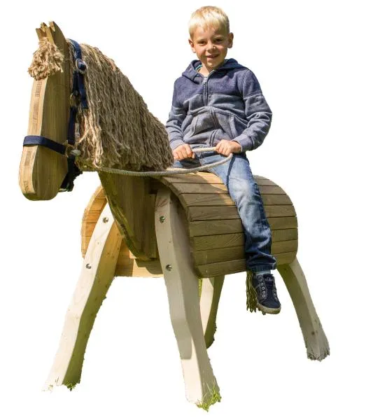 Junge sitzt auf Holzpferd mit Halfter und Zügeln.