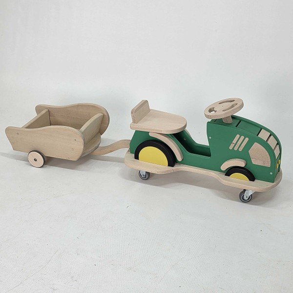 Angekoppelter Holzanhänger am Traktor BERTI