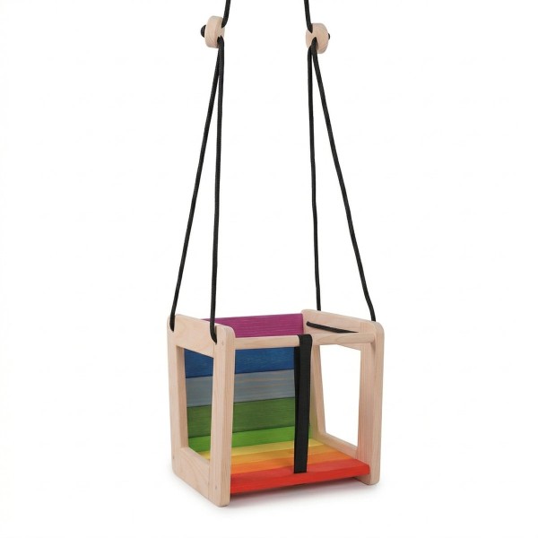 Babyschaukel aus Holz mit bunten Regenbogenfarben freigestellt auf weißem Hintergrund
