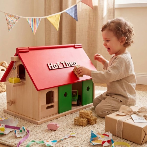 Personalisierter Holz Bauernhof als Geschenk – individuelles Spielzeug für Kinder