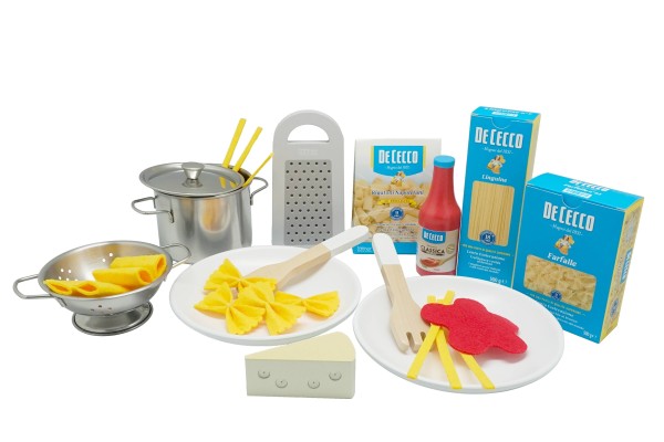 Großes DeCecco Pasta Set mit Spielzeug-Nudeln, Topf und Zubehör ausgebreitet