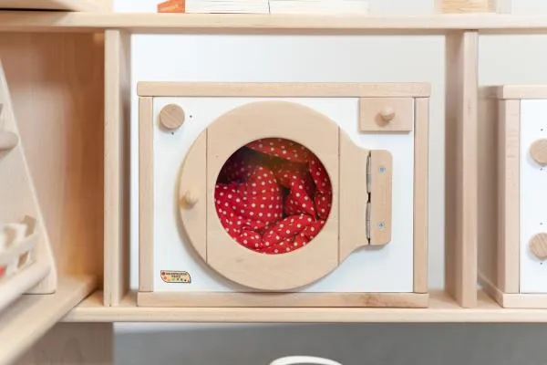 kinder-waschmaschine natur-weiß eingebaut in spielständer mit anderen küchenelementen von holzspielzeug peitz kinder-waschmaschine natur-weiß eingebaut in spielständer mit anderen küchenelementen von holzspielzeug peitz