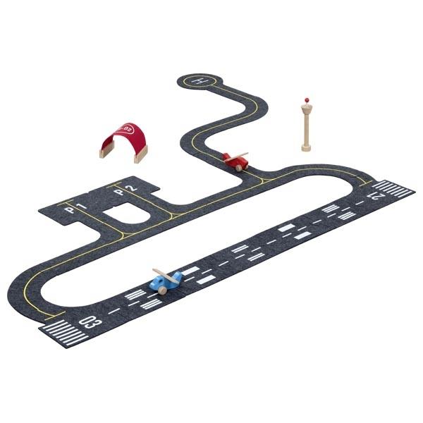 Flughafen Spielset aus Filz und Holz mit Startbahn, Flugzeugen und Tower – 26-teilig aufgebaut Flughafen Spielset aus Filz und Holz mit Startbahn, Flugzeugen und Tower – 26-teilig aufgebaut