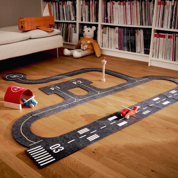 Flughafen Spielset aus Filz und Holz mit Startbahn, Flugzeugen und Tower aufgebaut Flughafen Spielset aus Filz und Holz mit Startbahn, Flugzeugen und Tower aufgebaut