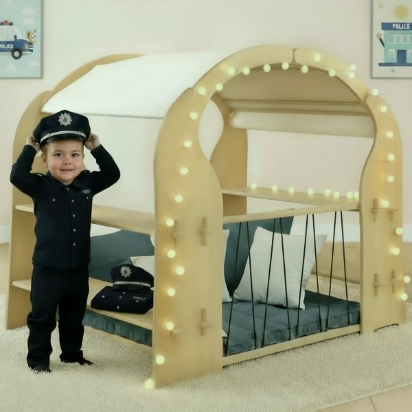 Polizei-Rollenspiel am großen Holz-Gefängnis für Spielständer – Kind spielt kreativ, fördert Fantasie und soziales Lernen