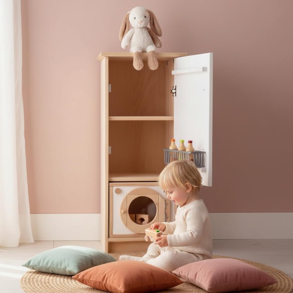 Getränkehalter Tür-Körbchen an Kinderküche montiert – Kind spielt im aufgeräumten Kinderzimmer mit Spielküchen-Zubehör