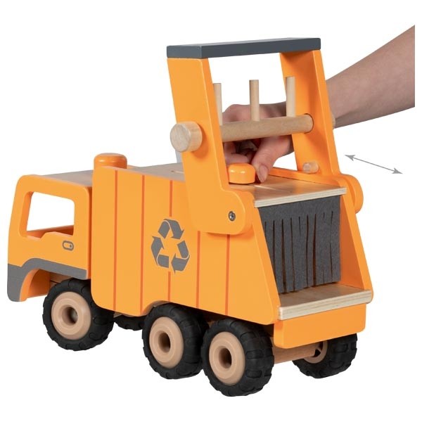 Kind bedient die mechanische Ausschubfunktion am Goki Müllwagen