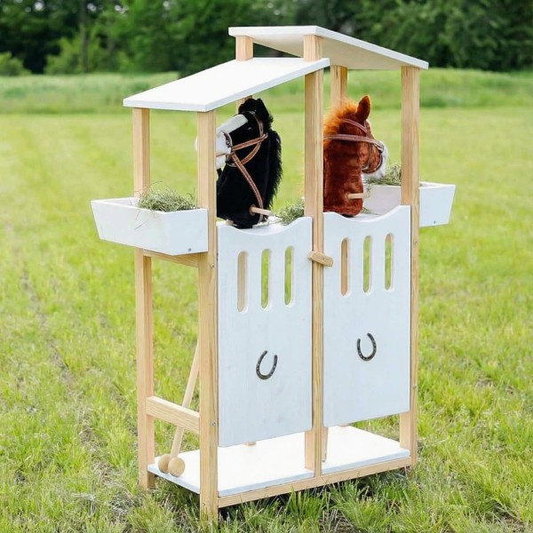 Hobby Horse Stall im Garten mit zwei Steckenpferden im Stall