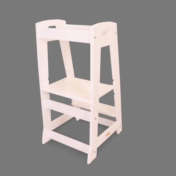Ein weißer, stabiler, höhenverstellbarer Kinder-Küchenhelfer aus Massivholz. Ein weißer, stabiler, höhenverstellbarer Kinder-Küchenhelfer aus Massivholz.