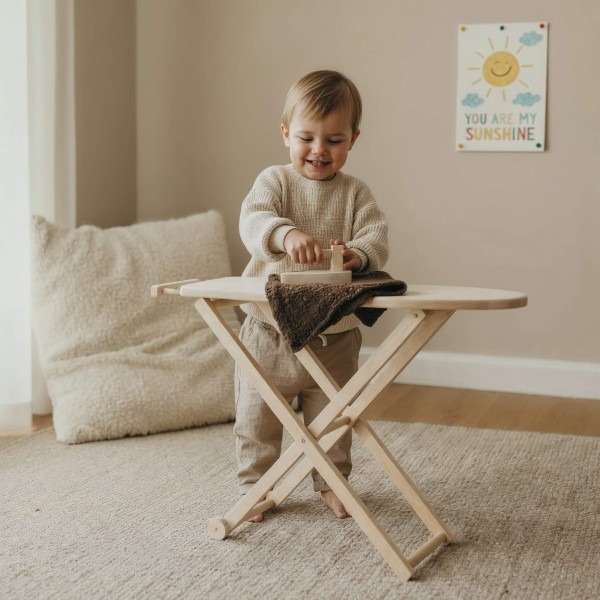 Holz Bügelbrett mit Bügeleisen aus Buche natur – Kind spielt begeistert, fördert Motorik und Rollenspiel.