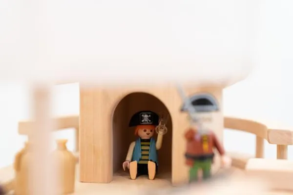 Kinder-Piratenschiff Detail: Kajütenhäuschen, auch Noahs Hütte auf Kinder-Arche mit Playmobil Piraten