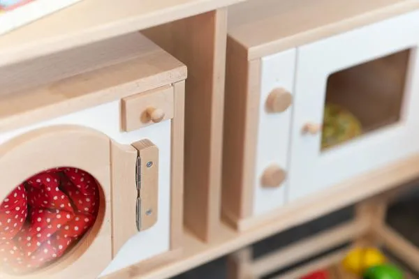 waschmaschine und mikrowelle eingebaut in spielständer, detailaufnahme waschmaschine und mikrowelle eingebaut in spielständer, detailaufnahme