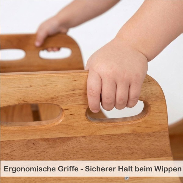 Kinderhand greift sicheren Handgriff der Holz Schiffschaukel für besseren Halt