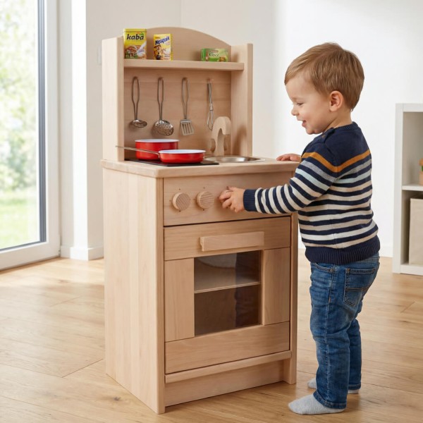 Holzküche Kinder natur – konzentriertes Spiel im Montessori-Kinderzimmer, unterstützt freies Rollenspiel und Entwicklung