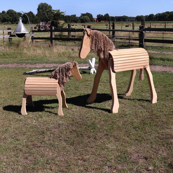 Holzpferd für Erwachsene im Garten Holzpferd für Erwachsene im Garten