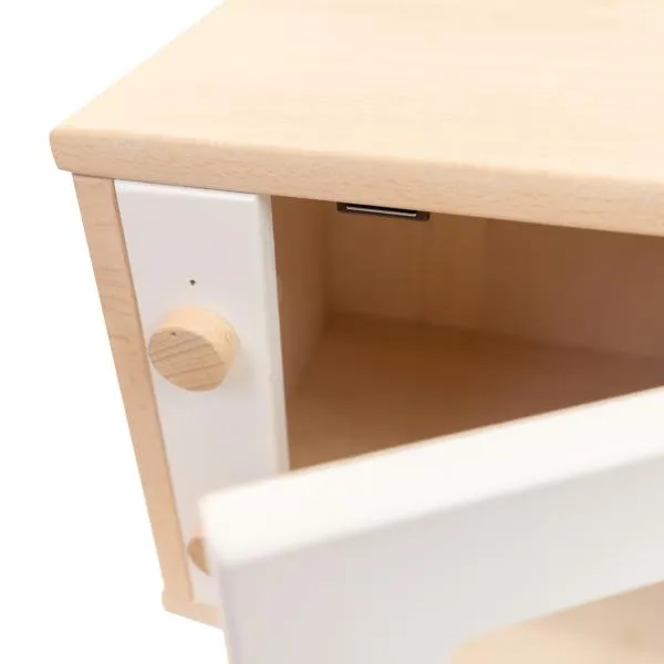 Detail Mikrowelle, Backofen natur-weiß mit Knöpfen, die klicken, geöffneter Tür, aus Massivholz, nachhaltig Detail Mikrowelle, Backofen natur-weiß mit Knöpfen, die klicken, geöffneter Tür, aus Massivholz, nachhaltig