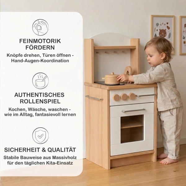 Holzküche Kinder natur – konzentriertes Spiel im Montessori-Kinderzimmer, unterstützt freies Rollenspiel und Entwicklung