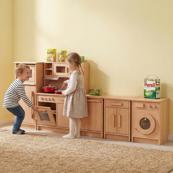 Kind spielt an einer Montessori Kinderküchenzeile aus Holz, fördert Rollenspiel und Selbstständigkeit