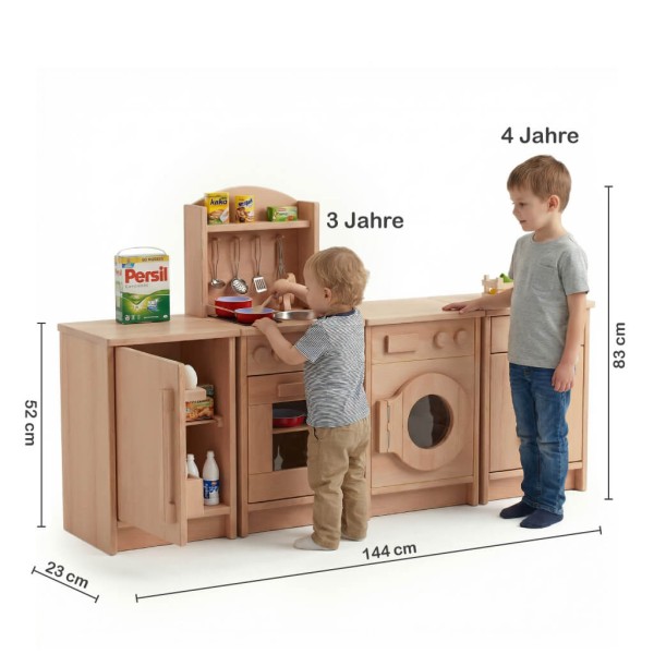 Größenvergleich zeigt ideale Spielhöhe der Kinderküchenzeile für Krippenkinder ab 2 Jahren