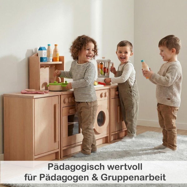 Kita-Kinder spielen gemeinsam an einer Holz Kinderküchenzeile und lernen spielerisch Alltagsabläufe
