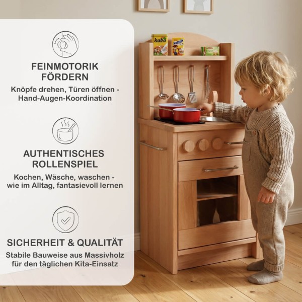 Holzküche Kinder natur – konzentriertes Spiel im Montessori-Kinderzimmer, unterstützt freies Rollenspiel und Entwicklung