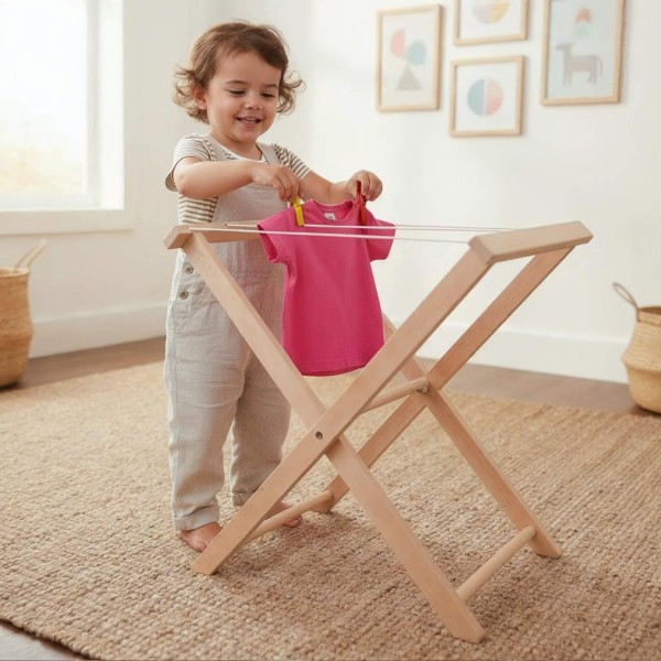 Kinder Wäscheständer aus Buche natur – Kind hängt Puppenwäsche auf im hellen Montessori Kinderzimmer, fördert Selbstständigkeit und Motorik