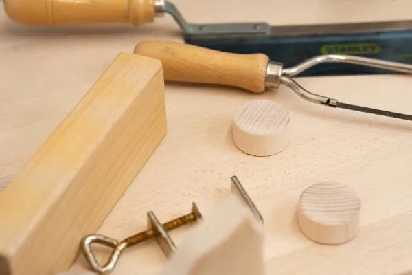 Kinder-Werkbank, grau-natur, Massivholz, nachhalig von Holzspielzeug Peitz Detail, mit Werkzeug