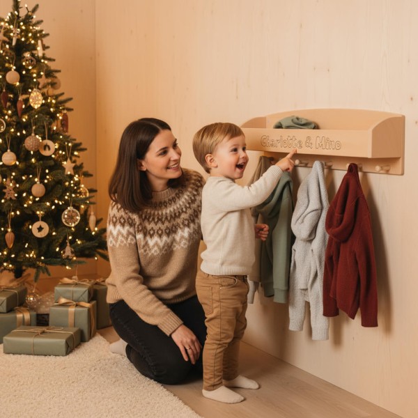 personalisierte sitzbank kinder: Realistische Weihnachtsszene. Mutter und Kind vor der montierten Garderobe, Gravur ist klar sichtbar.