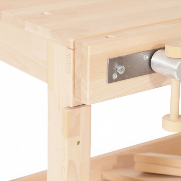 Detailaufnahme der höhenverstellbaren Kinderhobelbank zeigt feine Holzmaserung, stabile Verarbeitung und präzise Handwerksqualität.