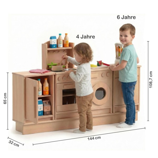 Größenvergleich zeigt ideale Spielhöhe der Kinderküchenzeile für Krippenkinder ab 2 Jahren