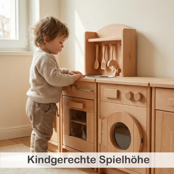 Kind spielt an einer Holz Kinderküche in ergonomischer Spielhöhe, ideal für Kleinkinder und Krippenkinder