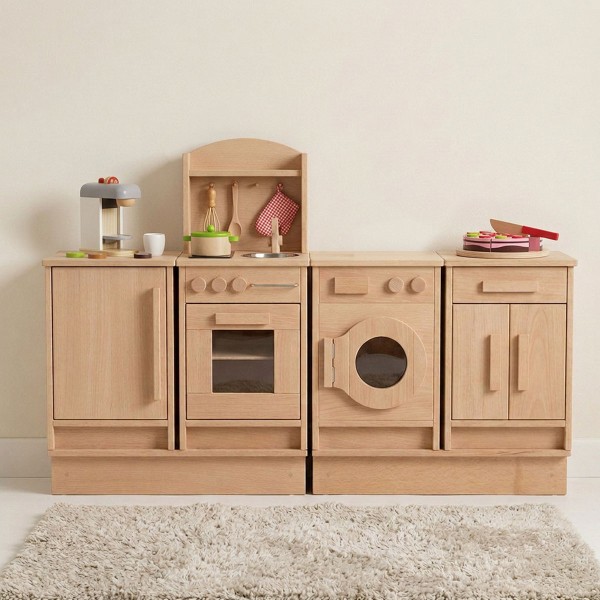 Kinderküchenzeile aus Holz mit Backofen, Spüle und Hochschrank in einem minimalistischen Kinderzimmer mit Teppich