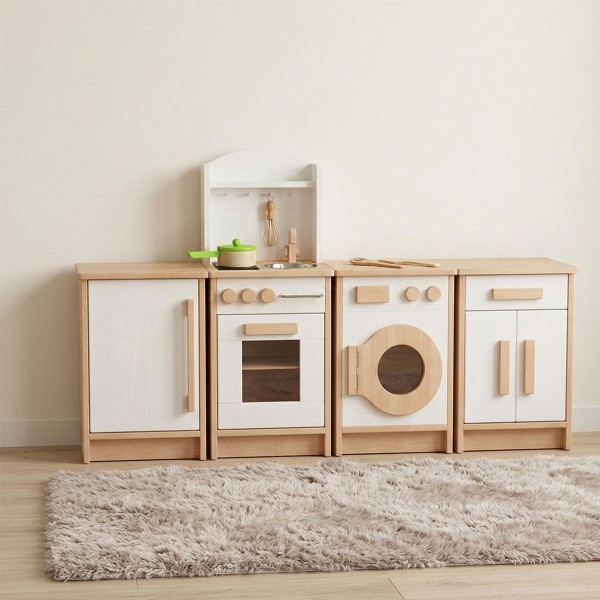 Kinderküchenzeile aus Holz mit Backofen, Spüle und seitlichem Kühlschrankmodul mit dezent platzierten Küchenutensilien