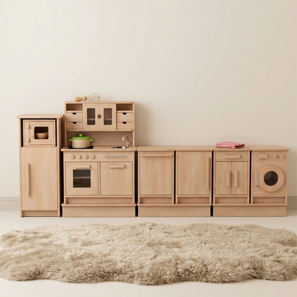 Große Kinderküchenzeile aus Holz mit mehreren Spielküchenmodulen und Arbeitsflächen auf einem Teppich im Kinderzimmer