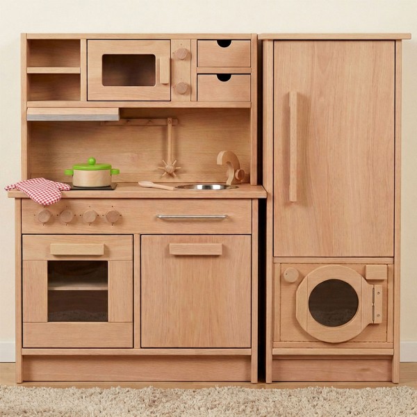 Kompakte Kinderküche aus Holz mit Kochfeld, Backofen und Spüle mit dezenten Spielküchenutensilien auf der Arbeitsfläche