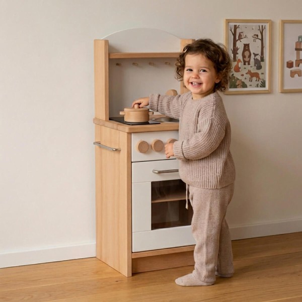 Holzküche Kinder aus Buche natur – Kind spielt begeistert in warmem Montessori-Kinderzimmer und fördert Kreativität