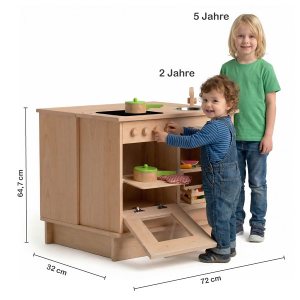 Größenvergleich zeigt ideale Spielhöhe der Kinderküchenzeile für Krippenkinder ab 2 Jahren