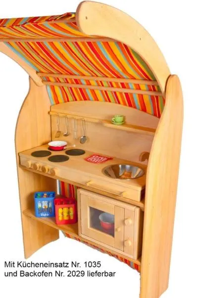 Eine Kinder-Spielküche aus Buchenholz mit Verdeck und Stoffbezug. Ausgestatten mit Kochfeld, Spühle, Backoffen und Ablageflächen.