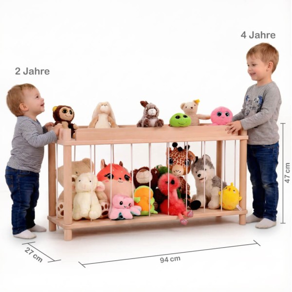 Größenvergleich: Kuscheltier Zoo aus Holz neben Kindern im Kindergartenalter