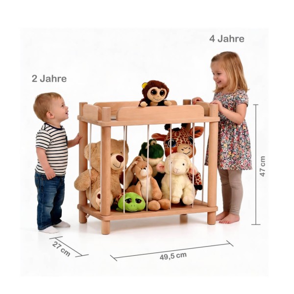 Größenvergleich: Kuscheltier Zoo aus Holz neben Kindern im Kindergartenalter