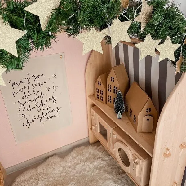 Spielständer-Waldorf "Ole" | Erlen-Holz | Kinder-Spielhaus Zapfen 1011 Spielständer-Waldorf "Ole" | Erlen-Holz | Kinder-Spielhaus Zapfen 1011