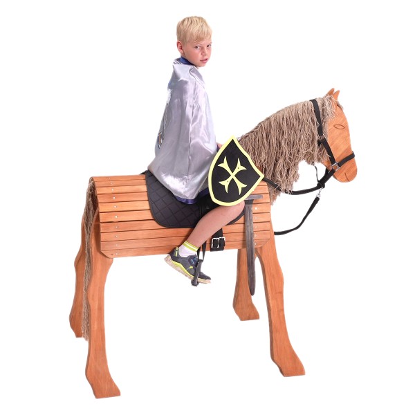 Outdoor im Garten reiten und Ritter spielen