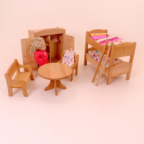 Puppenbett Ergänzungen - Puppe vor Kleiderschrank