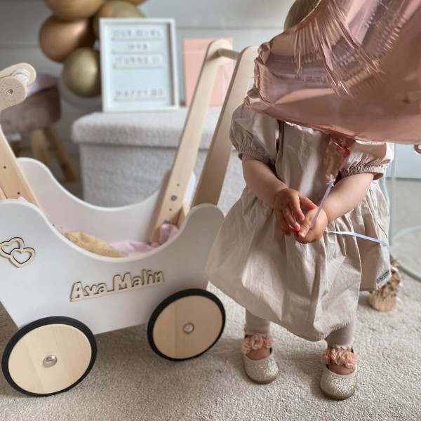 Puppenwagen aus Holz für den Kindergarten und Kita Puppenwagen aus Holz für den Kindergarten und Kita