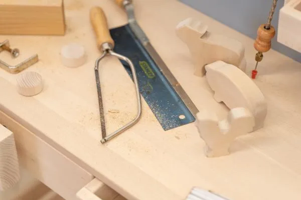Kinder-Werkbank, grau-natur, Massivholz, nachhalig von Holzspielzeug Peitz Detail, mit Werkzeug