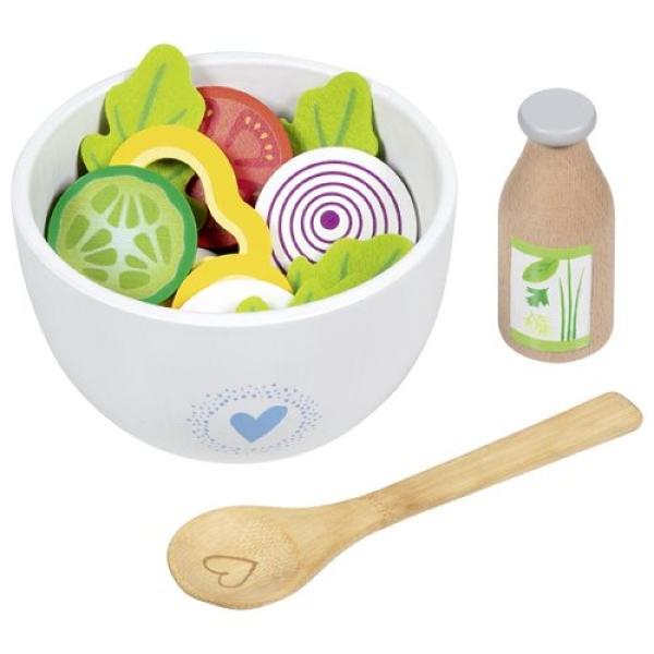Kinder spielen mit dem Holz-Salat-Set „Vitalbowl“ in der Spielküche