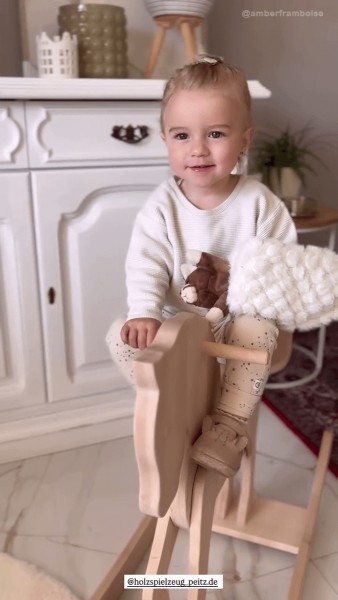 Schaukelpferd in Vollholz für 2-3 Jahre alte Kinder Schaukelpferd in Vollholz für 2-3 Jahre alte Kinder